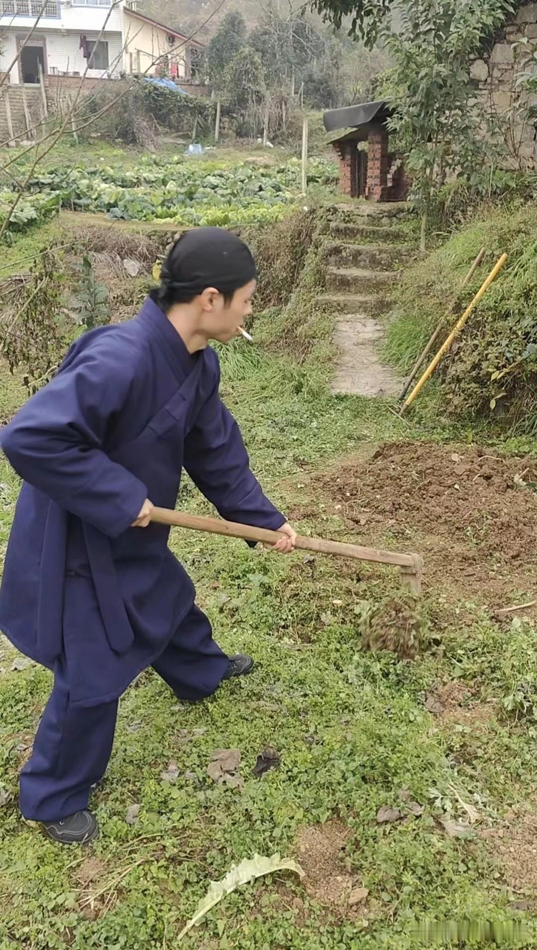 又是梦见糟老头一个的在钓鱼，鱼线上面又没钩，我就好奇问呀。
老爷子啊，你又没钩能