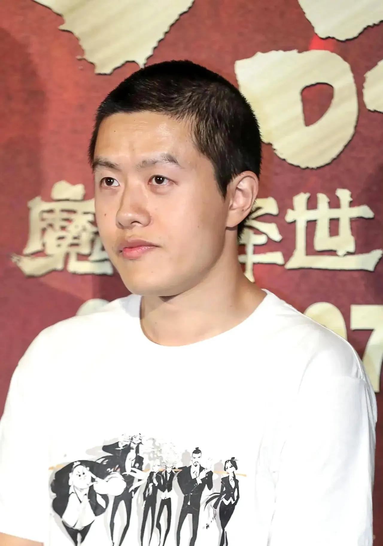 传奇——导演饺子

饺子，本名杨宇，现居住成都，毕业于四川大学华西药学院，国内顶
