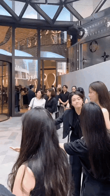 邓为看到这么漂亮的女粉丝上来合影，真的不会小鹿乱撞吗？感觉他是表面淡定，内心澎湃