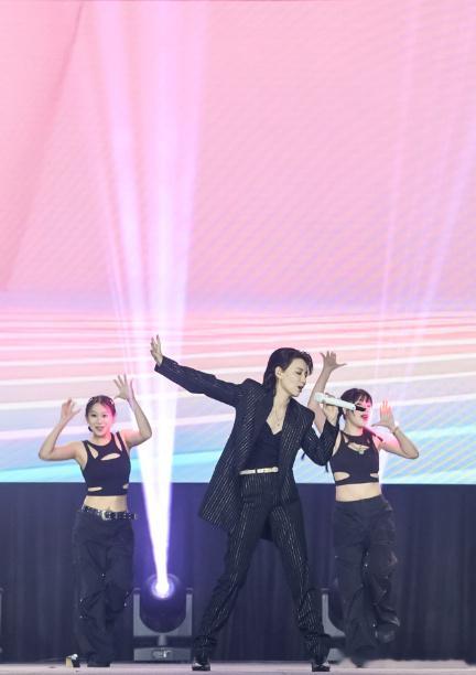 女伴舞那转身蹦跳的反应，简直就是我本人上线！和偶像拉手，我也得蹦跶几下，表达我的