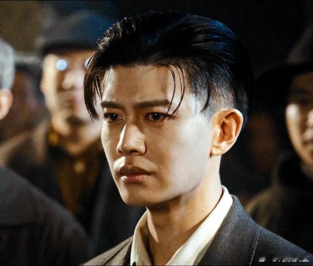 任嘉伦老辈审美周正脸 背头造型超显精神！利落的发型凸显端正气质，整个人气场全开～