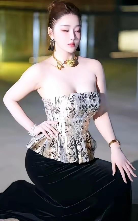 刷到陈蕾娜夺冠的视频，底下评论清一色“这身高这脸，老天爷追着喂饭吃”。
讲真，