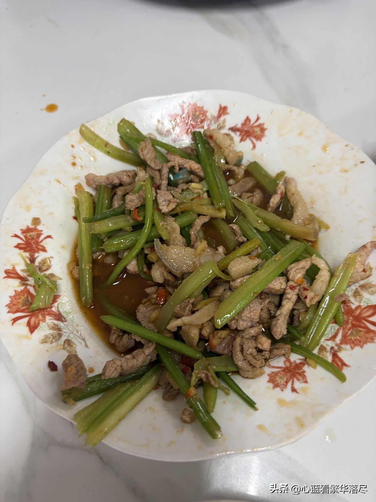 不知道大家有没有发现，现在的人们都不怎么喜欢吃猪肉了，比如我们工厂食堂今天炒的芹