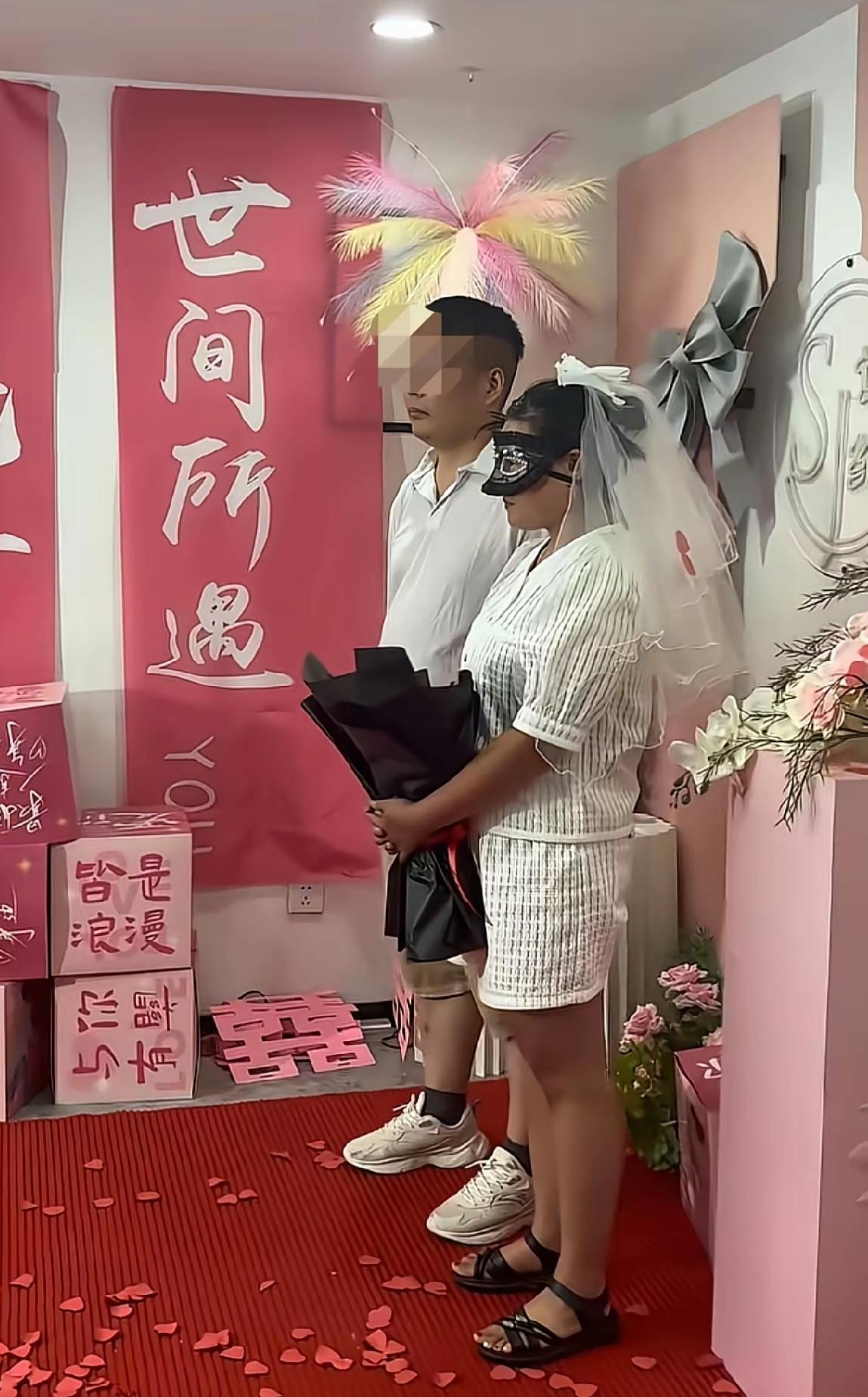 看过舞会戴面具的，也见过游戏戴面具的，这种订婚戴面具的操作是一种什么讲究，而且还