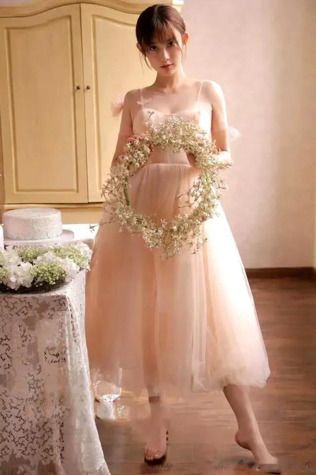 孟子义这“芭蕾”风格婚纱柔美大片简直绝了！那灵动又优雅的姿态，就像芭蕾舞者在光影