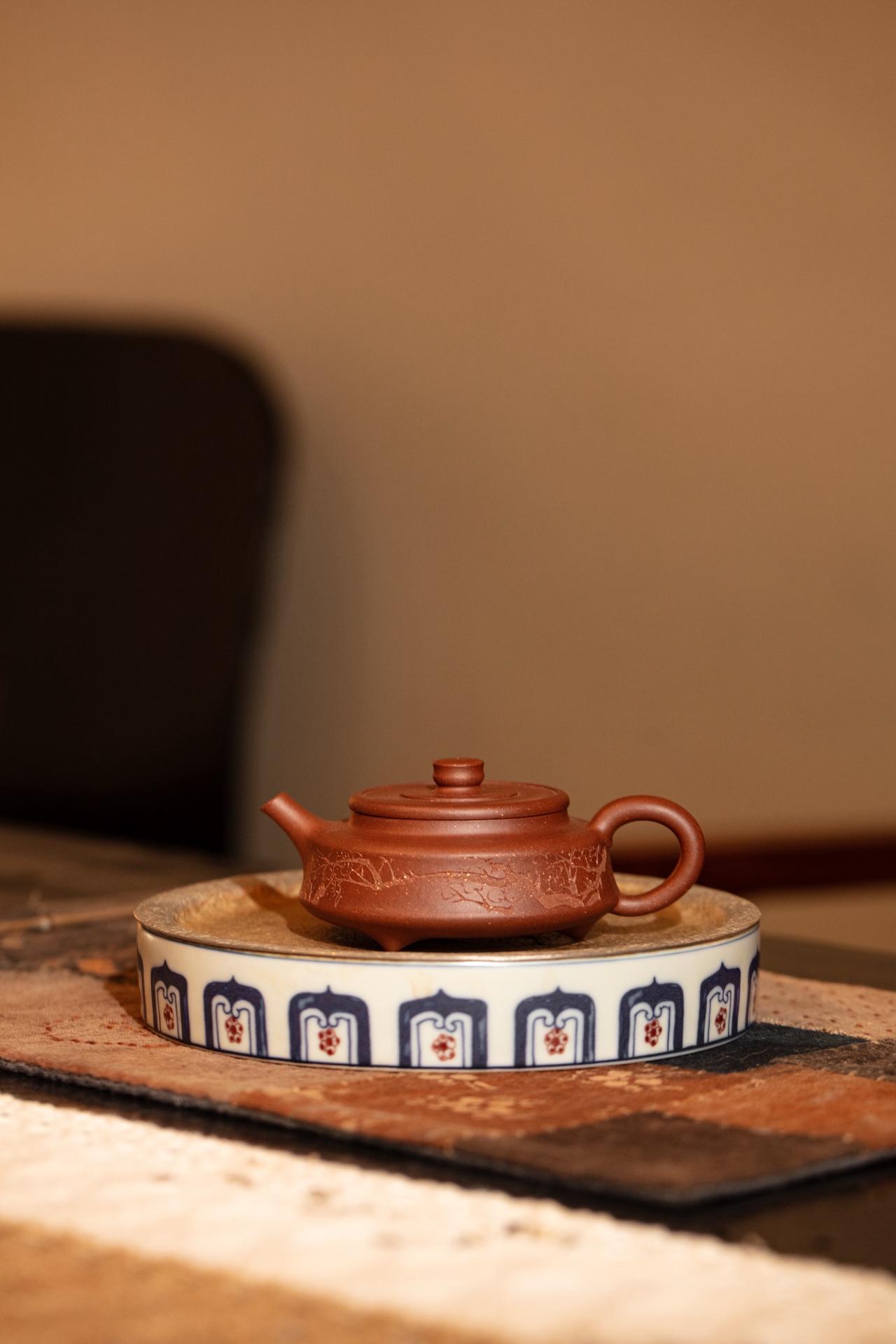 一空间出品 周盘
马品一设计 汤重凯制作 高儆刻绘
紫砂 一空间 涤壶澄心