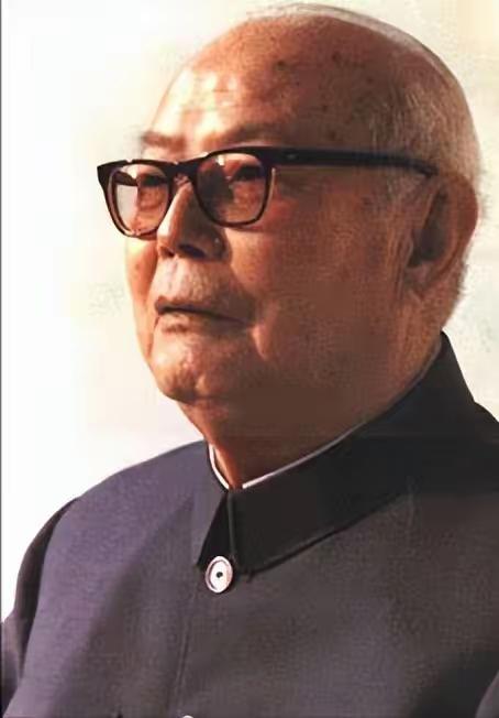 1978年的某天，叶帅连夜紧急叫来华国锋，并低声告诉他，必须要顺应新的形势了，出