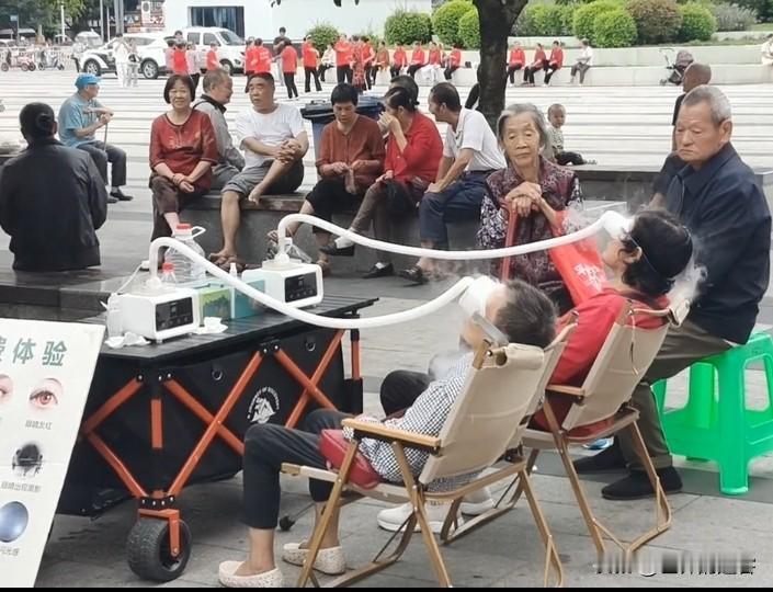 警惕，专为老年人设的骗局！防不胜防啊！

近日，在街道上看到一群老年人围成一圈，