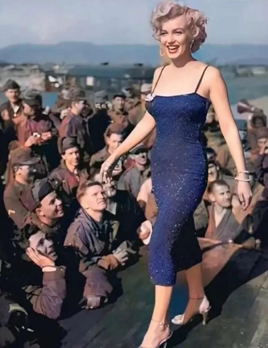 玛丽莲梦露，被美国大兵围绕，年轻的时候美貌与才华于一身 