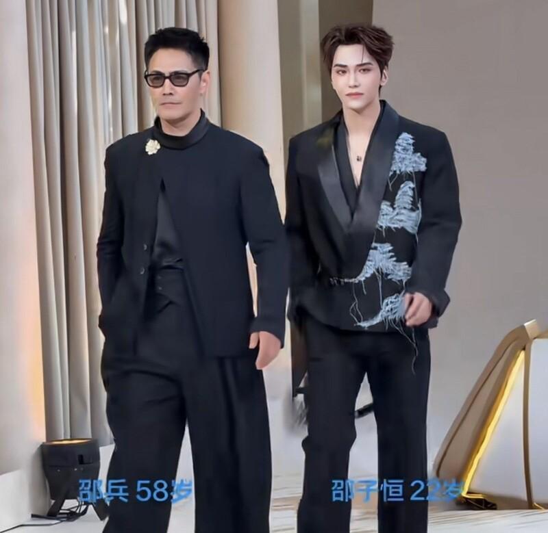 演员邵兵携子出席活动走红毯，邵子恒妆容过浓遭众人吐槽？ 