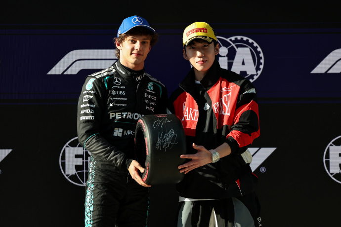 原来今天给AKA颁奖的是小林啊林孝埈称F1像熟悉的冰场F1中国大奖赛