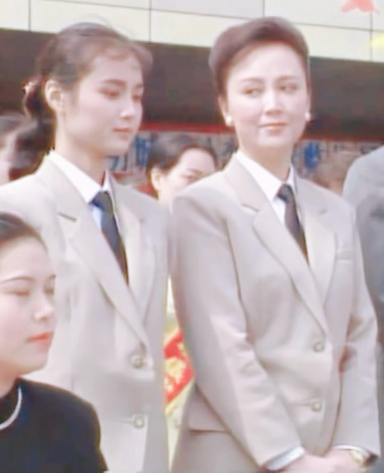 成熟稳重大姐姐和她忠心小心腹 