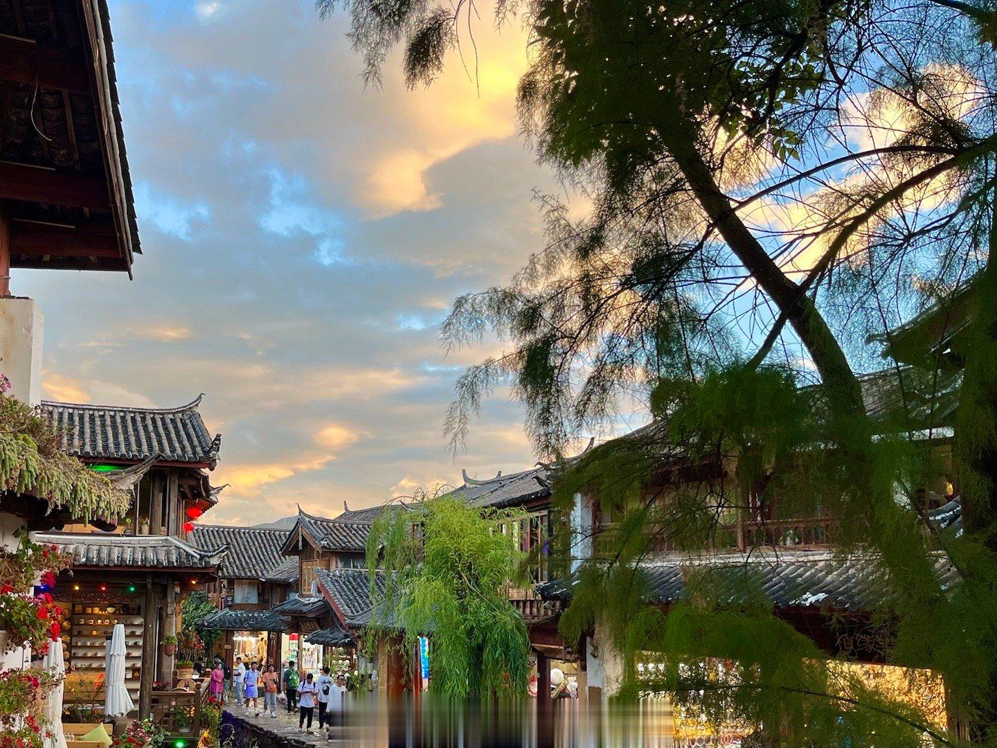 【丽江古城旅行巧遇浪漫晚霞#记录旅行##一起玩地球# 】浪漫丽江的晚霞也是如此的