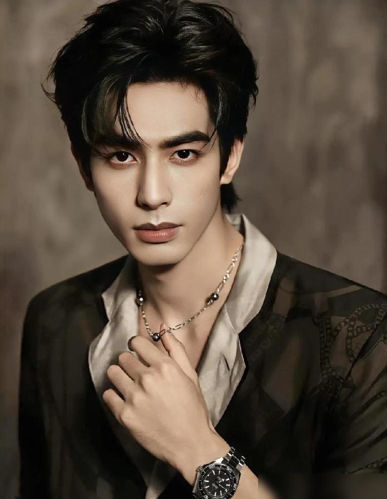 内娱算盘打得最精的男星，剧播完人就消失，你以为他糊了？人家正躲起来数钱。
 
他