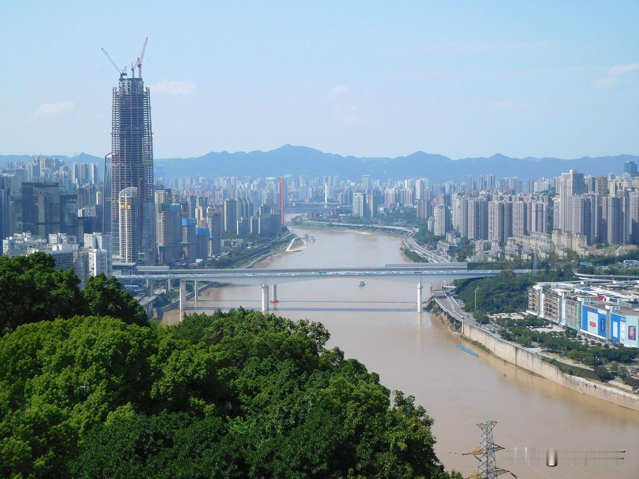 五年前在重庆鹅岭公园瞰胜楼拍摄的嘉华大桥和旁边建设中的重庆陆海国际中心大厦，当时