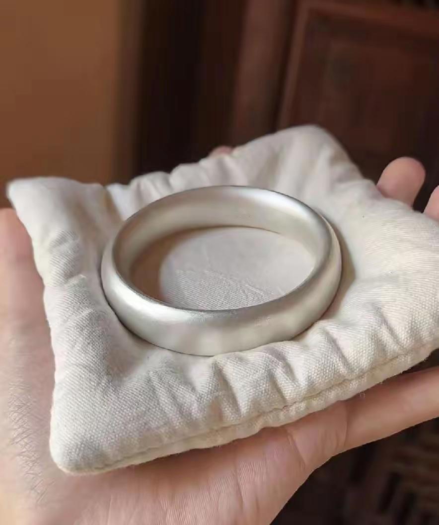 我懵了，彻底懵了。老凤祥70克银镯子标价3500，

算下来一克50块，这哪是银