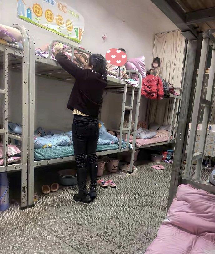 想起自己小时候住校的日子。
如今为人父母，
你还舍得让孩子住校吗？
住校回忆 育