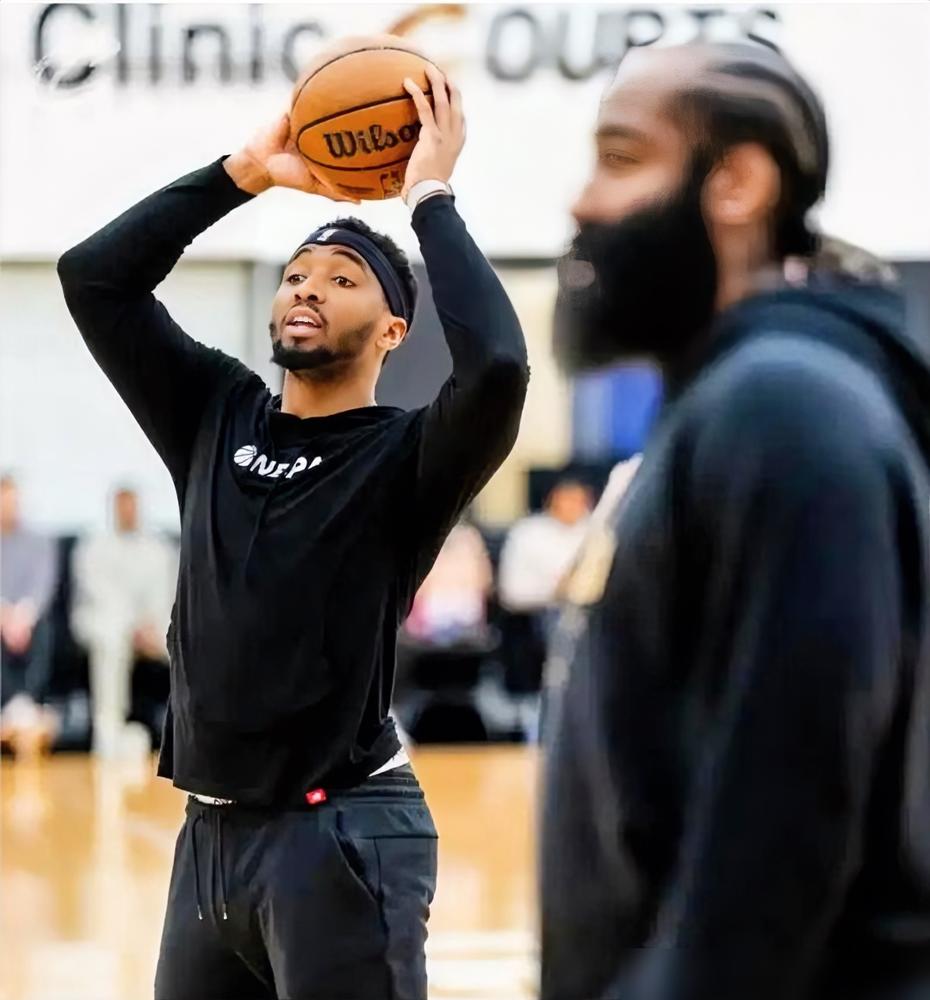 别被什么“冲冠组合”忽悠了。我告诉你，骑士队交易来哈登，压根就不是为了总冠军，这