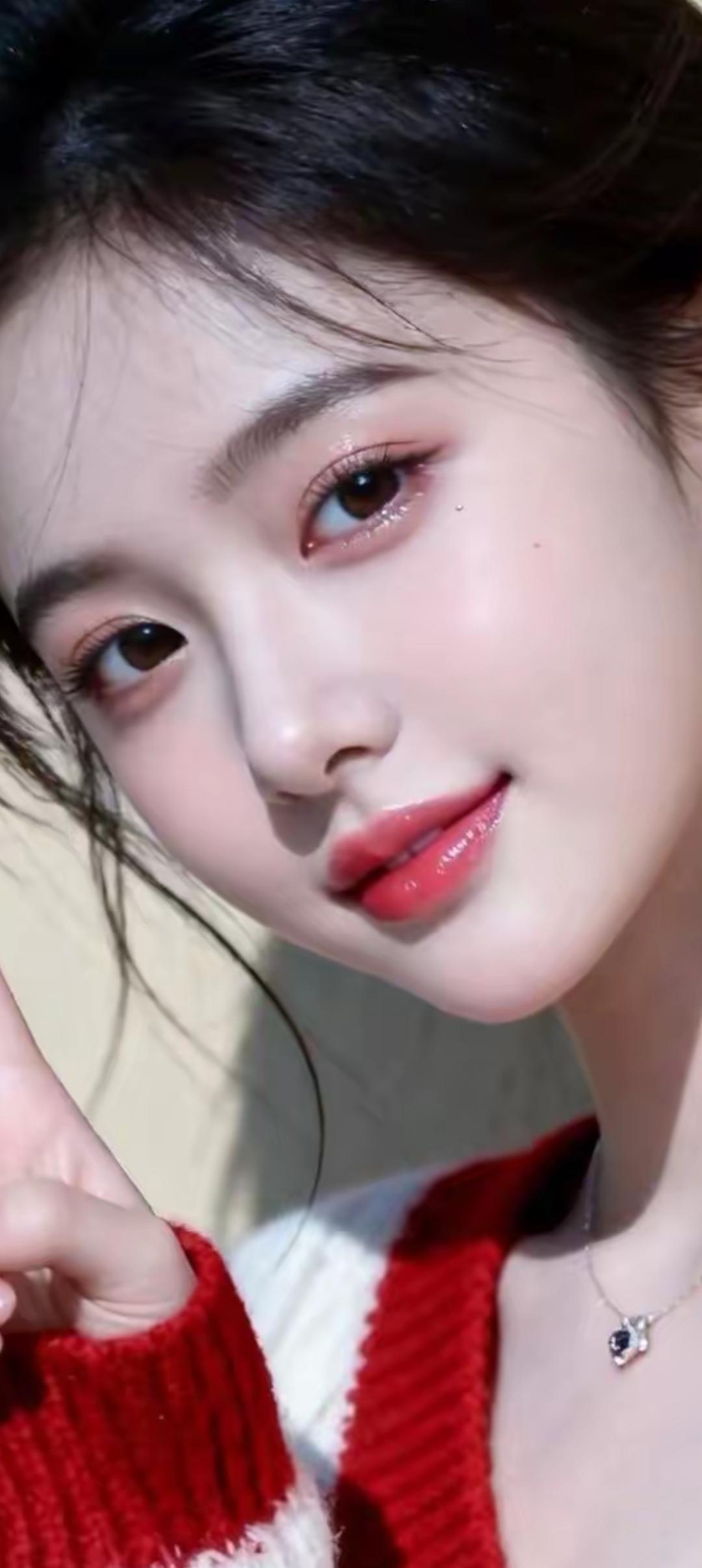 红袖添香夜，美人笑语间。