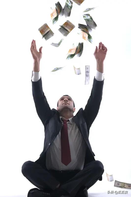 努力工作挣钱，那是为了给自己挣体面和安全感。就像在大城市打拼，房租、水电费、日常