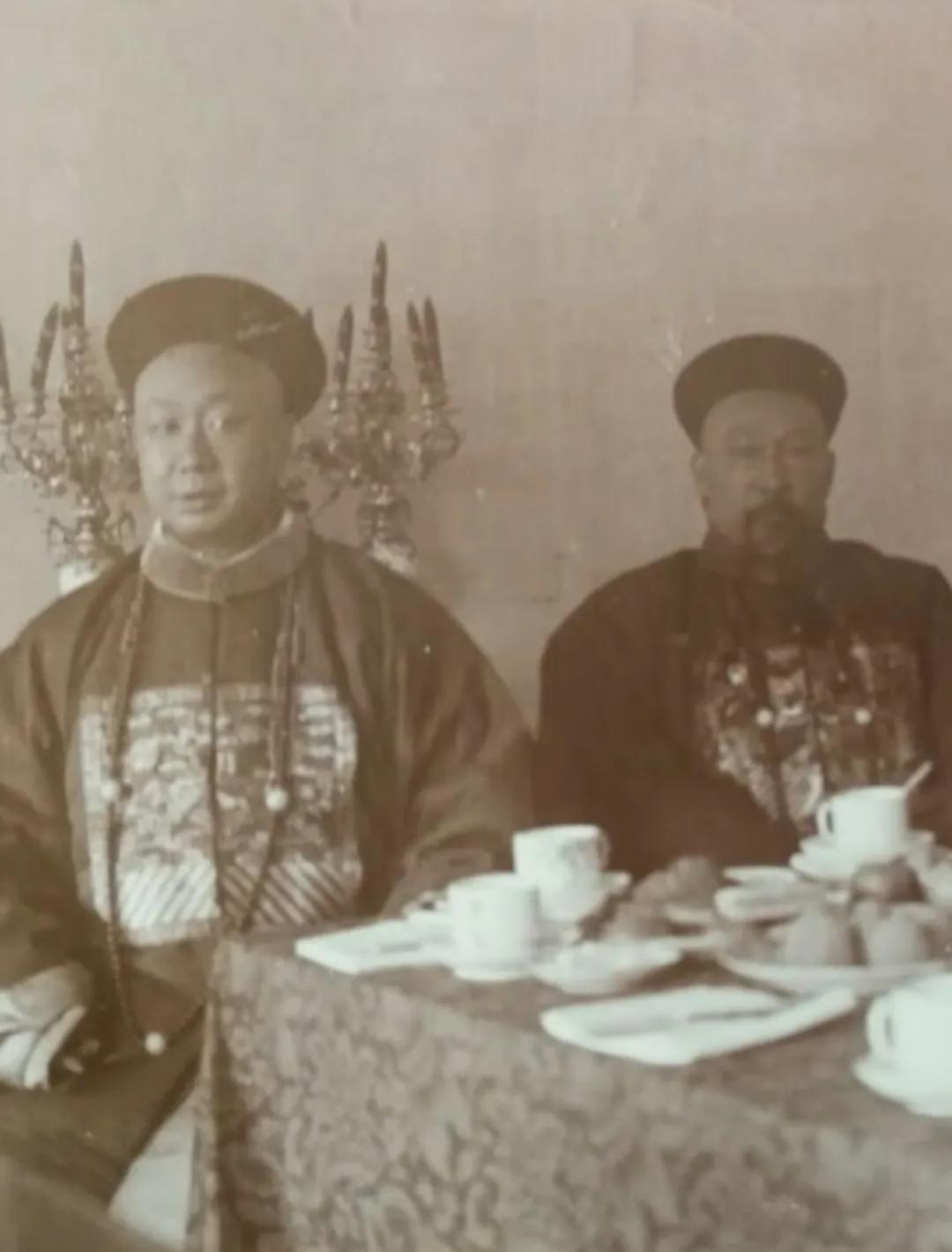 贫穷限制了想象，清朝官员喝咖啡吃西餐！
清代官员在公馆内与洋人会面，围坐餐桌享用