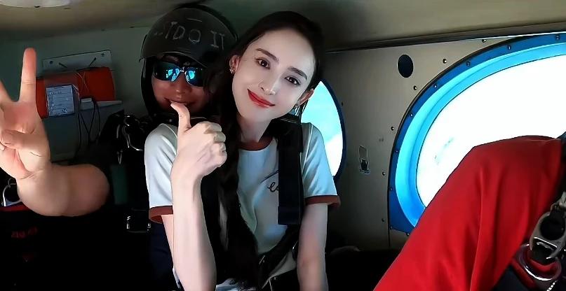 娜扎颜值太绝了吧
就算是跳伞被大风狂吹都那么好看
这姐美貌太稳定发挥了
她脸紧致