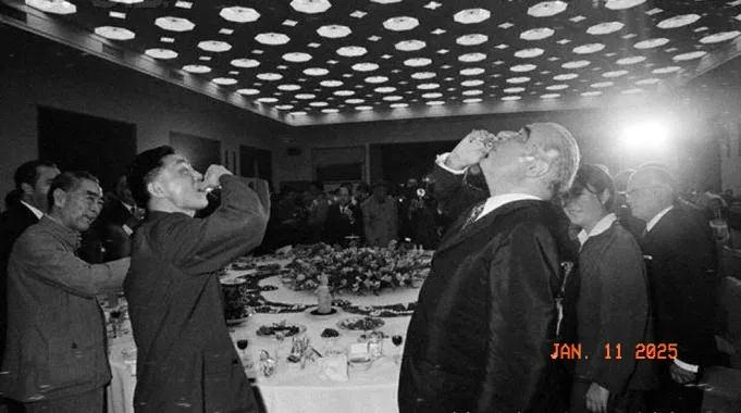 1973年9月
周总理为来华访问法国总统蓬皮杜举行欢迎宴会，宾主频频举杯交流。照