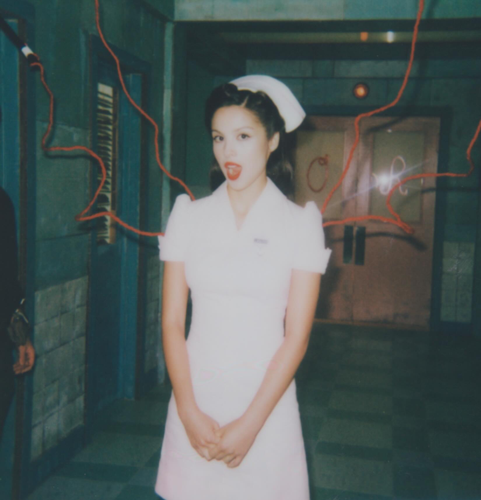 Olivia Rodrigo 晒新专二单「the cure」MV幕后照： 