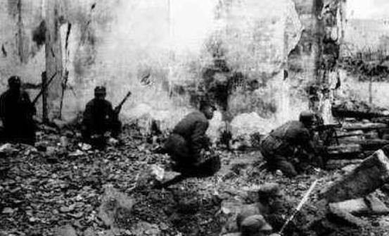 1943年，身负重伤的许国璋得知阵地已失，所部将士大都以身殉国的消息后，不禁羞愤