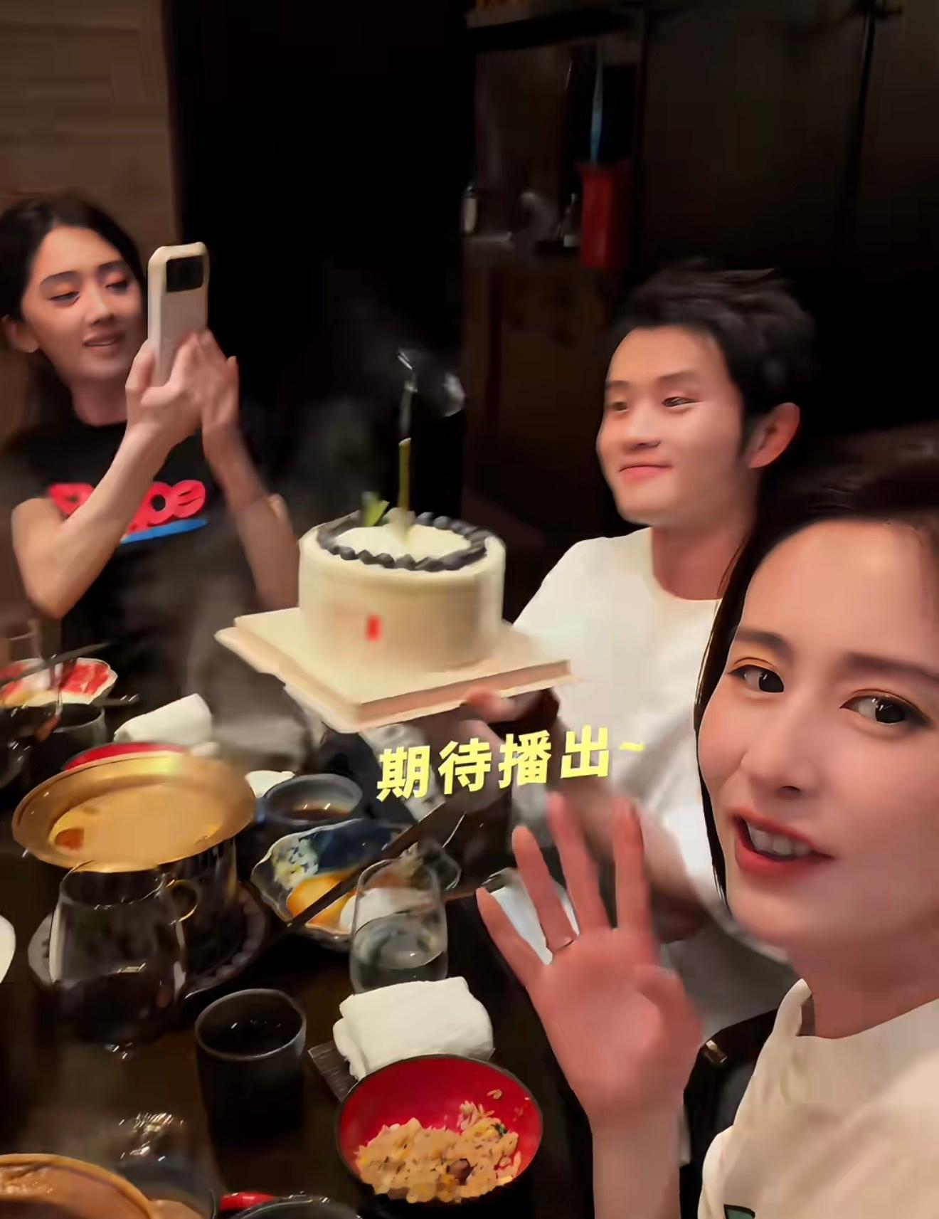 刚看到！杂志拍摄完在大家给勉子补过生日那里看到了王影璐！一家人整整齐齐！好温馨～