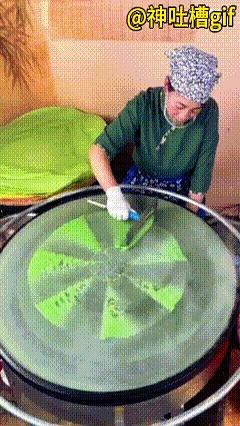 这煎饼果子，真不是一般的大，目测怎么也得有一米长。
别看它薄得像纸，摊的时候那叫