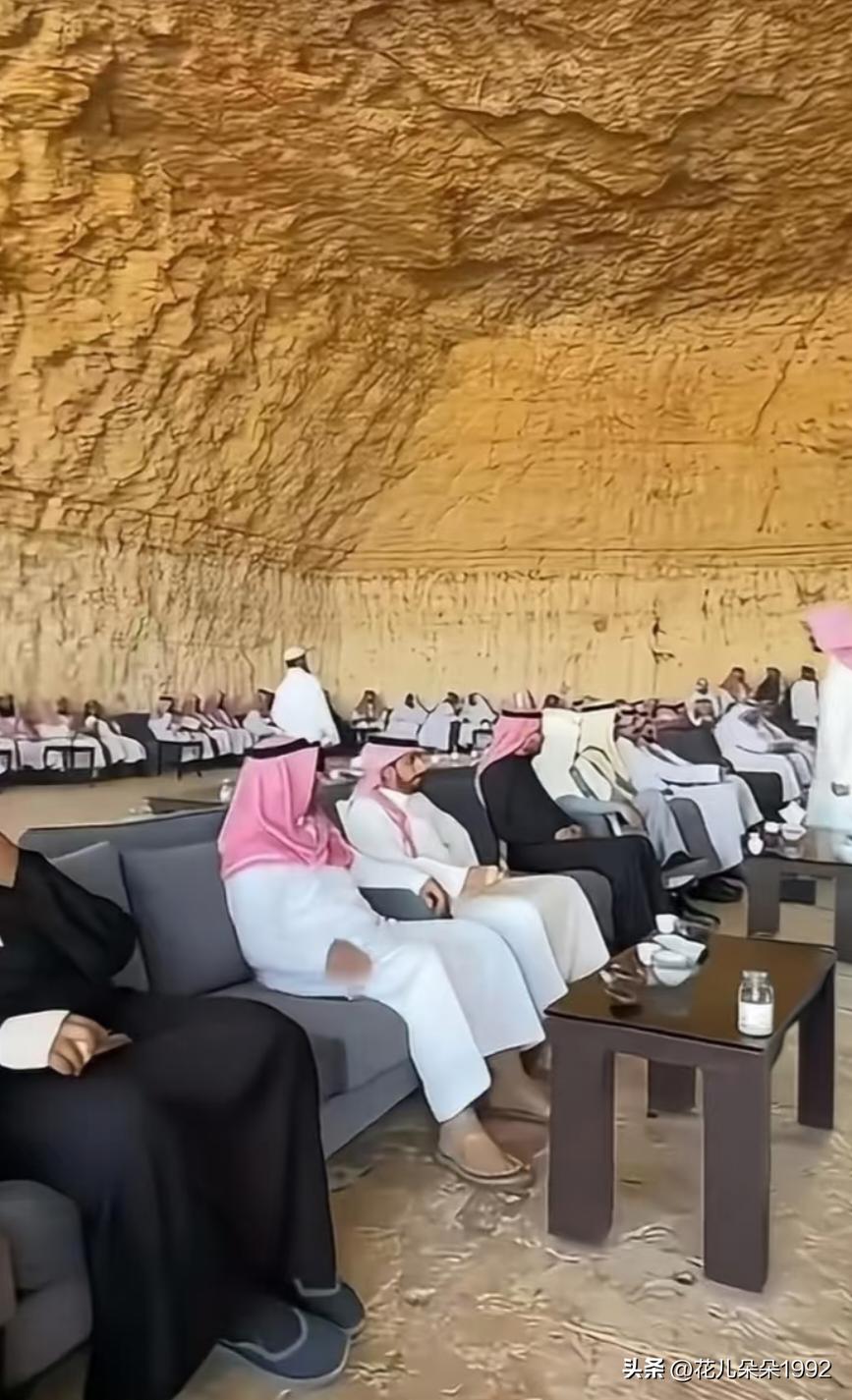 有人说中国人怎么那么爱聊政治？

	
接触过欧美日韩的朋友会发现，国外的普通老百