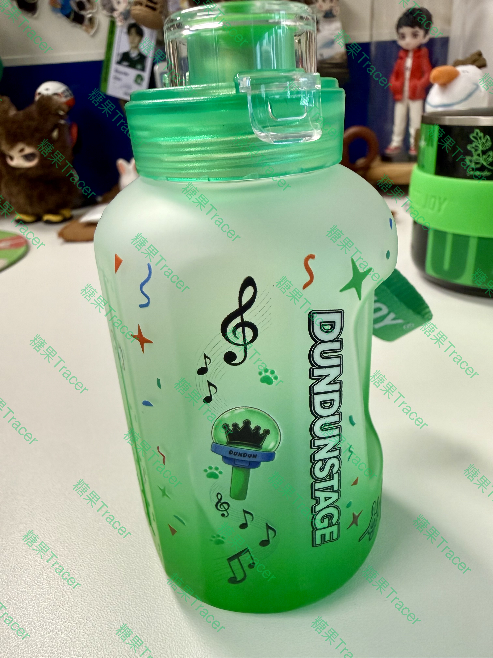 今天收到了昨天在dy買的乐淇小苹果新套装，送全新系列的王一博小卡、贴纸，收藏之～