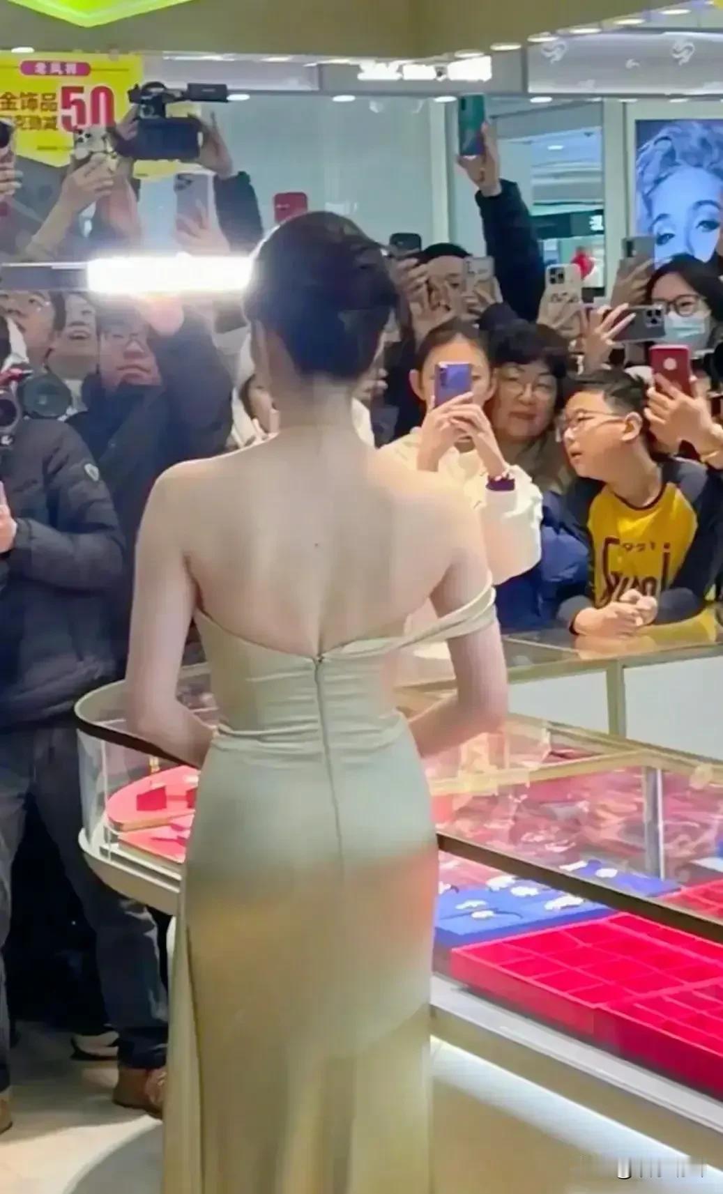 江疏影这背，不能说完美，只能说最美。娱乐圈女星的美背，能拿得出比这更美的吗？不由