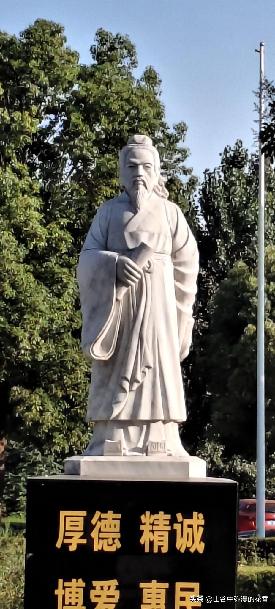 每次路过医院门口，都会忍不住多看这尊雕像几眼。

这就是“药王”孙思邈，手里捧着