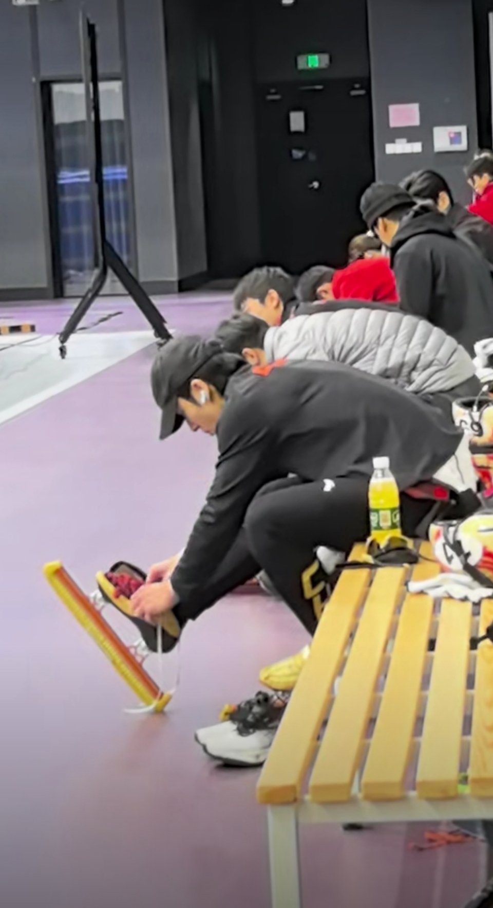 林孝埈亮相短道队媒体开放日林孝埈穿戴装备上冰后状态很好，在训练中反复演练技术动作