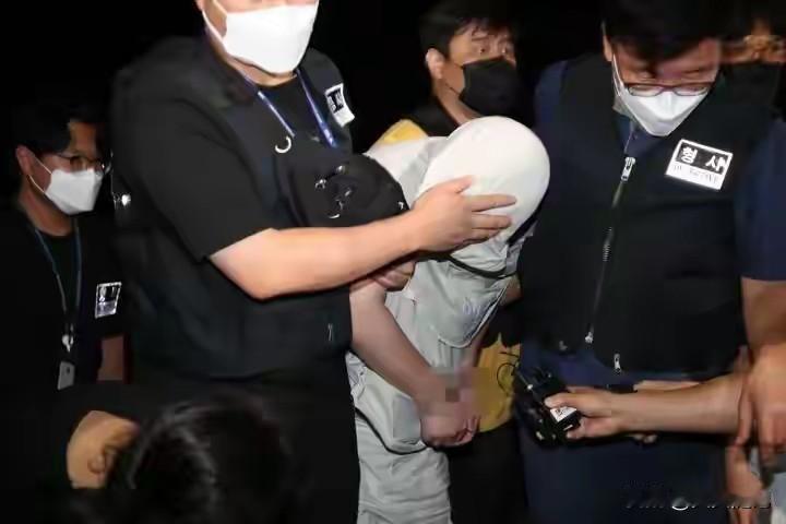 一个25岁的中国姑娘。8月14号刚飞韩国。就为了参加自己的研究生毕业典礼。多好的