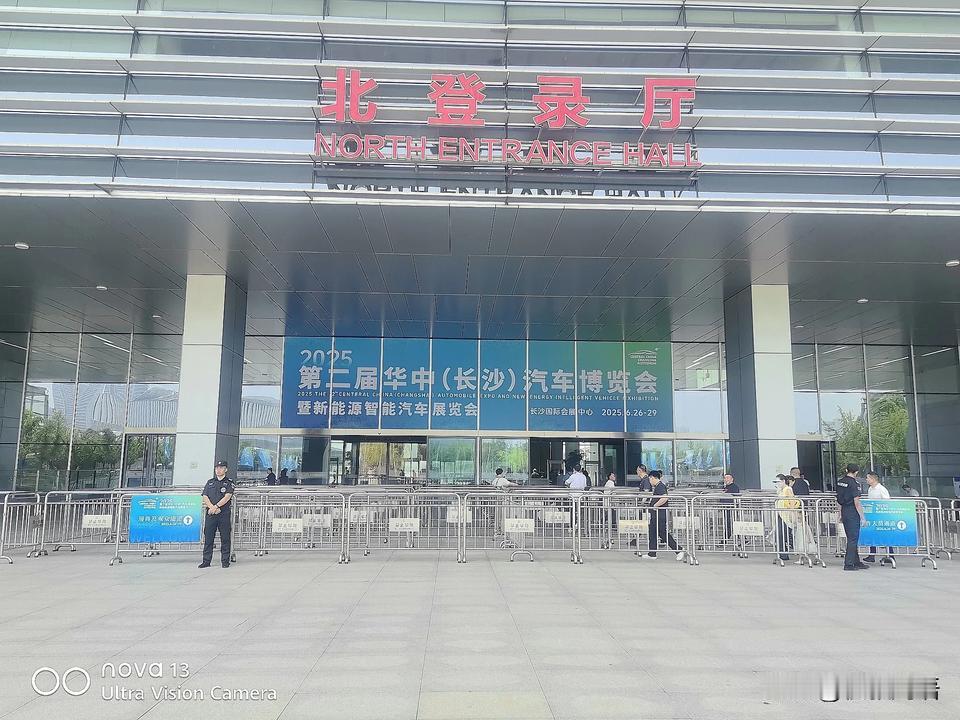 长沙车展现场热闹非凡，人山人海。有四十多个经销商参与活动，活动时间为6月26日至