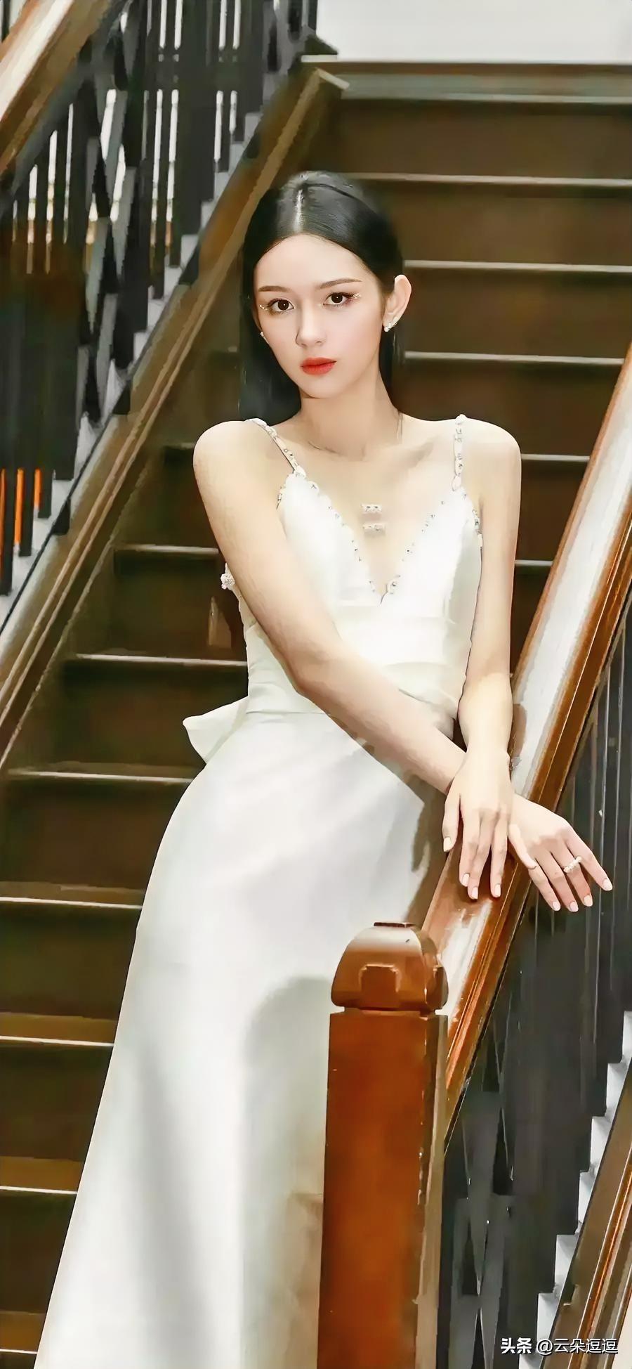 优雅白裙，楼梯上的迷人少女