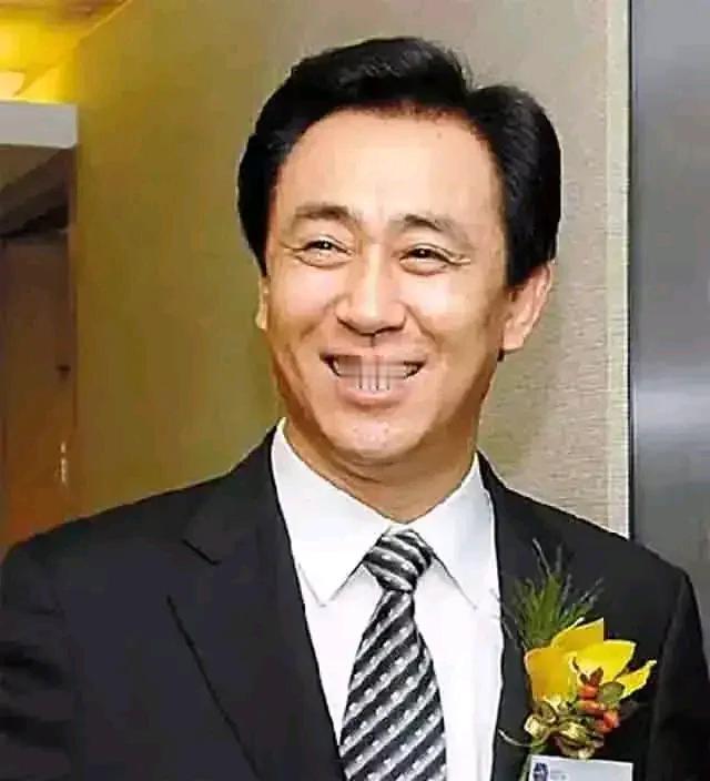 许家印4700万罚款！国家对许家印的处理结果终于出来了，给我们的感觉是高高举起，