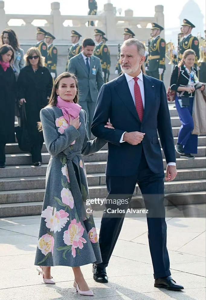 11月12日，西班牙国王费利佩六世和莱蒂齐亚王后在北京人民英雄纪念碑前献花圈西班