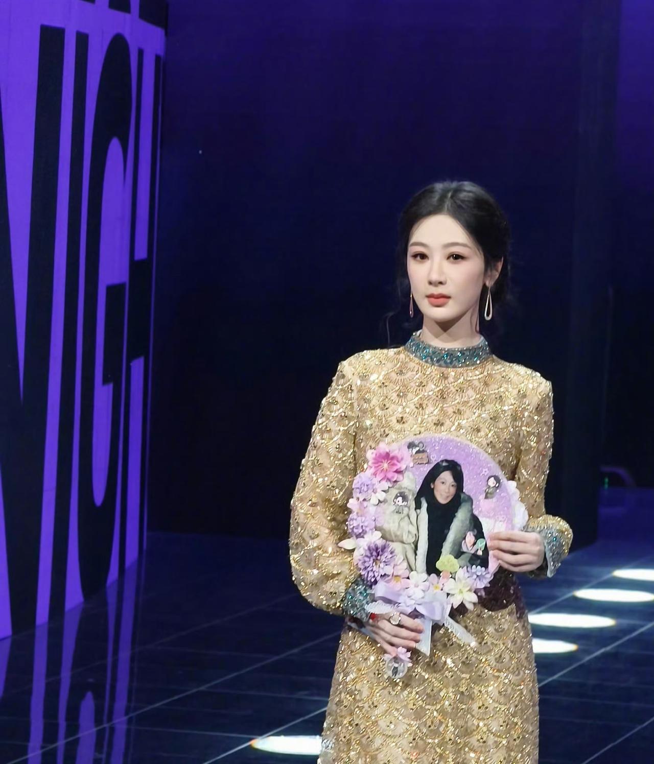 杨紫今日活动现场美拍，她的脸又整了吗，怎么这么不自然？杨紫