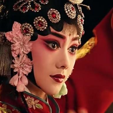 央视热播剧《主角》里，苟存忠教导易青娥唱旦角的情节太有意思了。易青娥跟着“忠孝仁