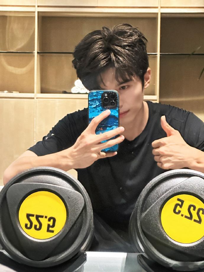 #赵小童抽空练两下##赵小童晒健身照#赵小童在忙碌的生活中不忘健身，这种自律让人