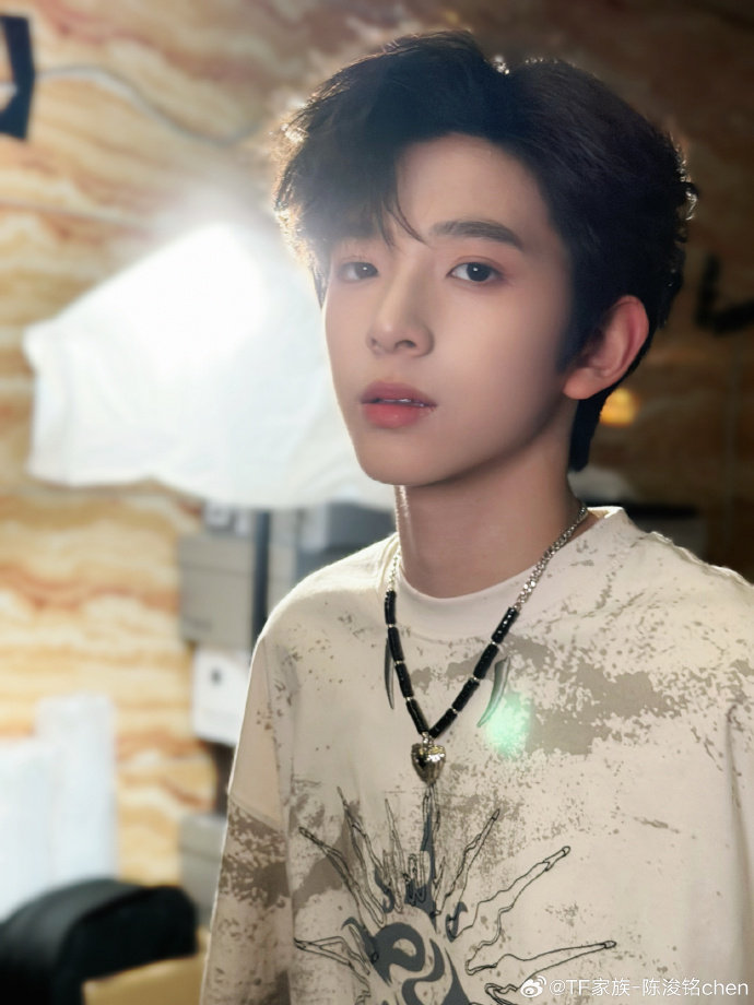 陈浚铭露额头有点小帅陈浚铭露额头照  哇塞 陈浚铭露额头有点小帅，帅哥幼年体 