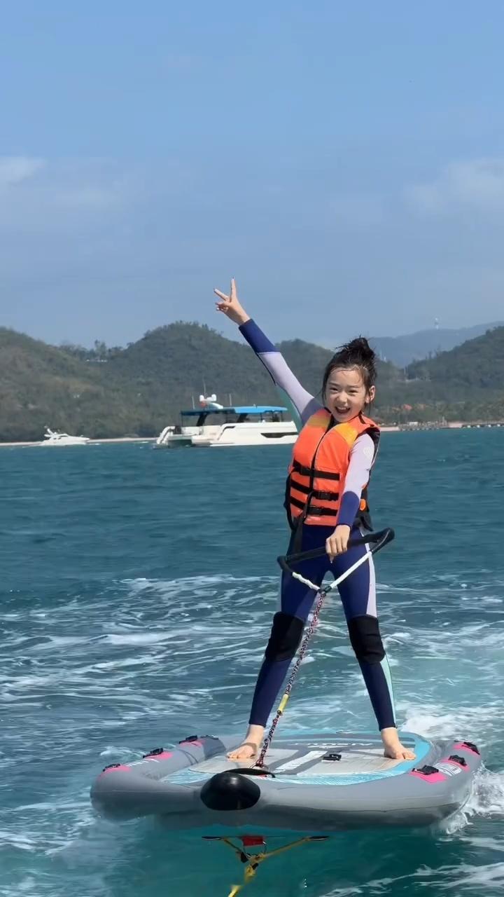 小酒窝第一次玩冲浪小酒窝第一次冲浪小酒窝第一次玩冲浪，好可爱 