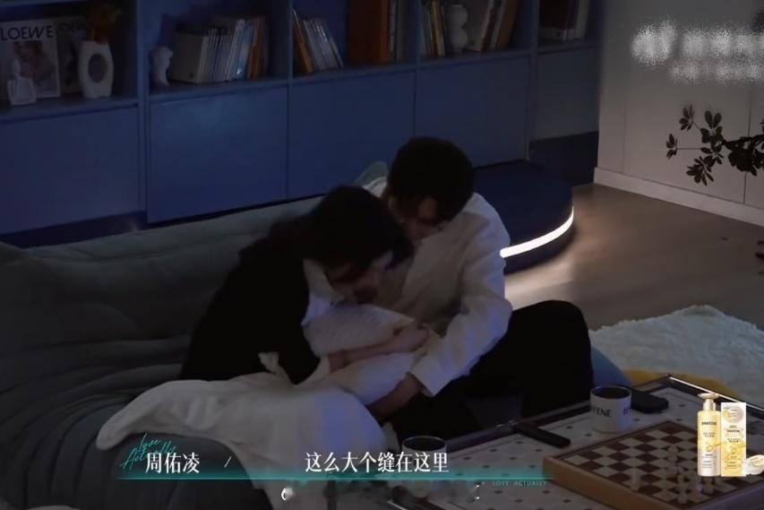周佑凌柳柳毛毯下牵手柳周偷偷谈上了 还没到爆灯环节呢，柳周俩人这进度已经让人跟不