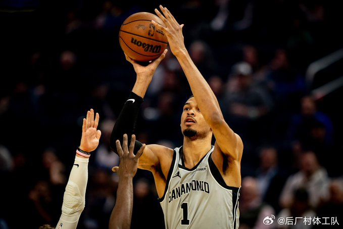 文班亚马半场27分13篮板马刺对阵勇士的比赛，文班亚马在半场就砍下27分13篮板