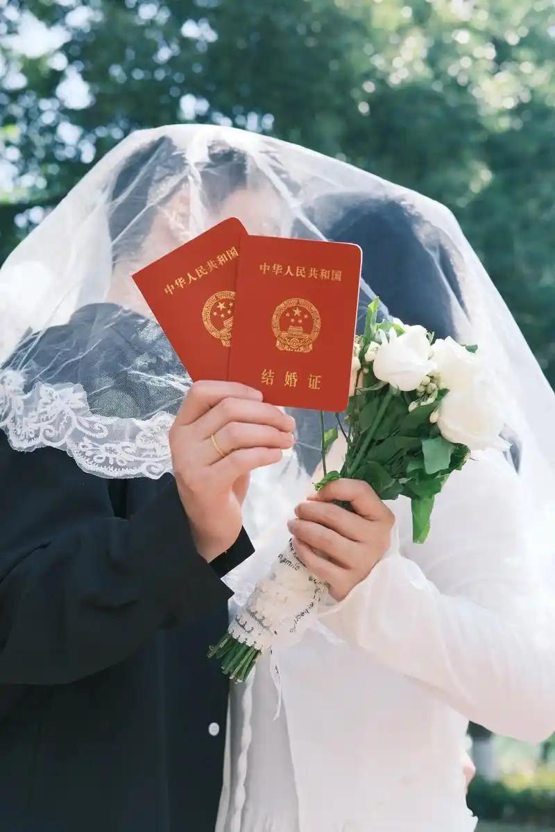 [月亮]不是不想结婚，是真不敢！2026年一季度169.7万对新人领证、62.2