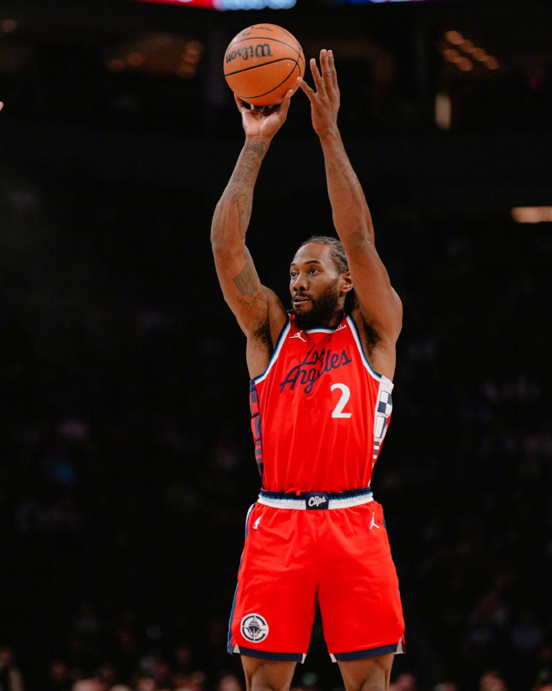 今天的小卡是战神卡！
又是追身三分，又是空中拉杆抛投，全场30投14中，其中三分